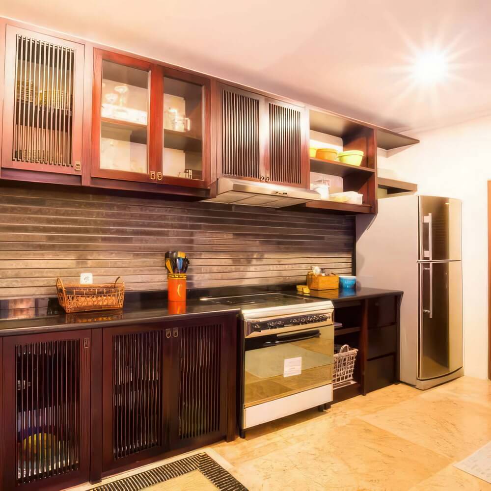 The fully equipped kitchen with gas stove, oven and large refrigerator